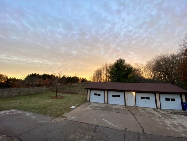 Photo - 425 King Olav Ln