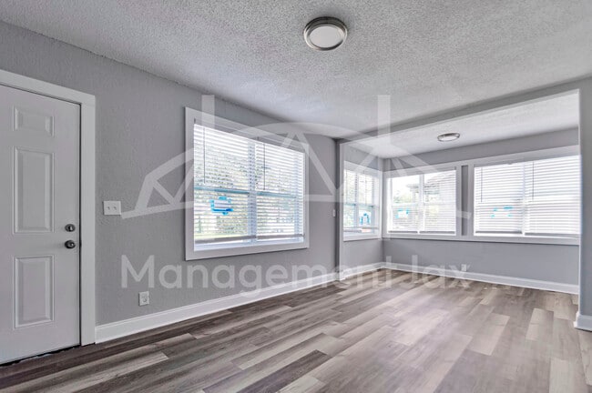 Photo - 1536 W 10th St