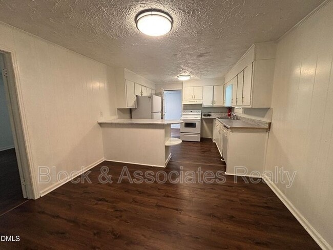 87 Robert Thompson Rd