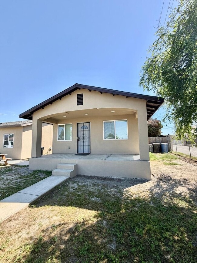 Building Photo - renovated and charming single family home in Delano - COMING SOON!