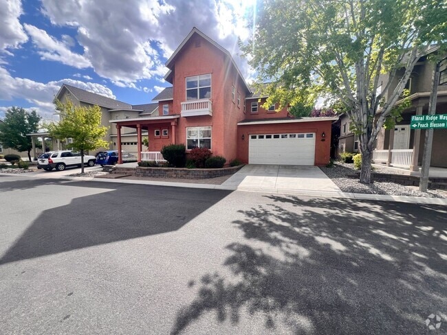 Building Photo - Gates house near Kiley Golf Couse