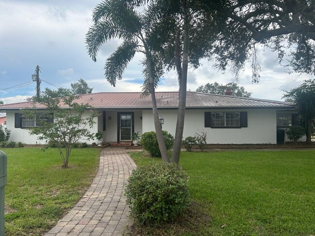 Building Photo - 2450 Mineola Dr N Rental