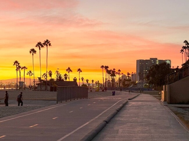 Photo - 1720 E 2nd St Unidad Charming Condo By Beach