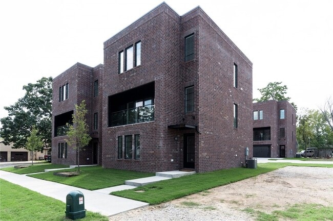 Building Photo - 863 W Holly St