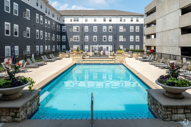 Outdoor Pool & Courtyard - Altitude Columbus