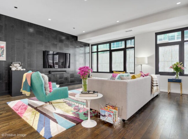 Photo - 668 N Kingsbury St Unidad 406