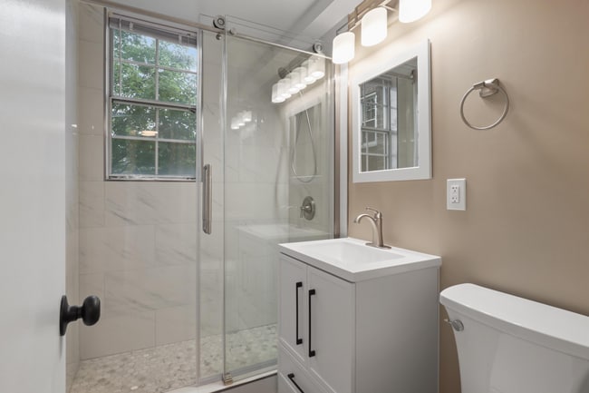 Building Photo - 1901 N Rhodes Street Unit #43