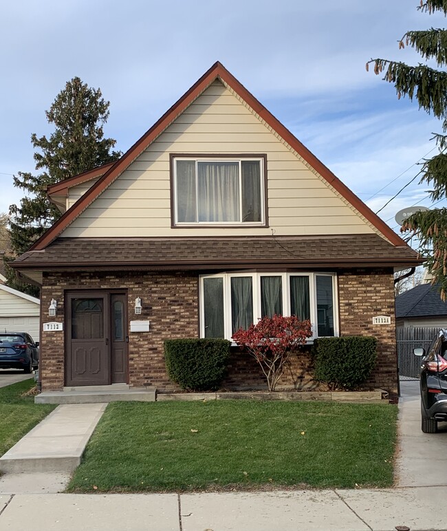 Building Photo - 7112 W Saint Paul Ave Unit 1st Floor