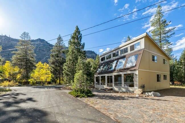 Building Photo - Large Mountain home with garage by the river