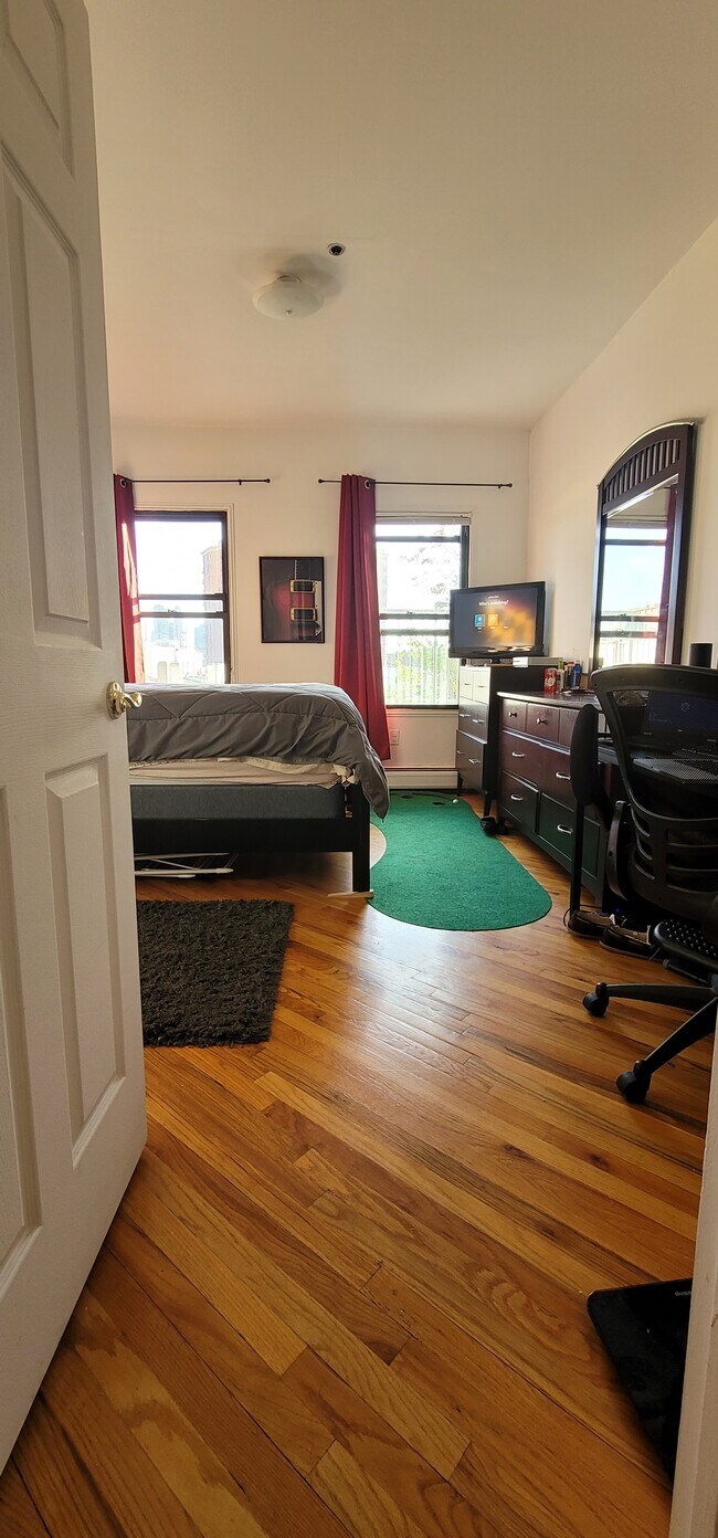 Bedroom - 407 1st St Unit 4