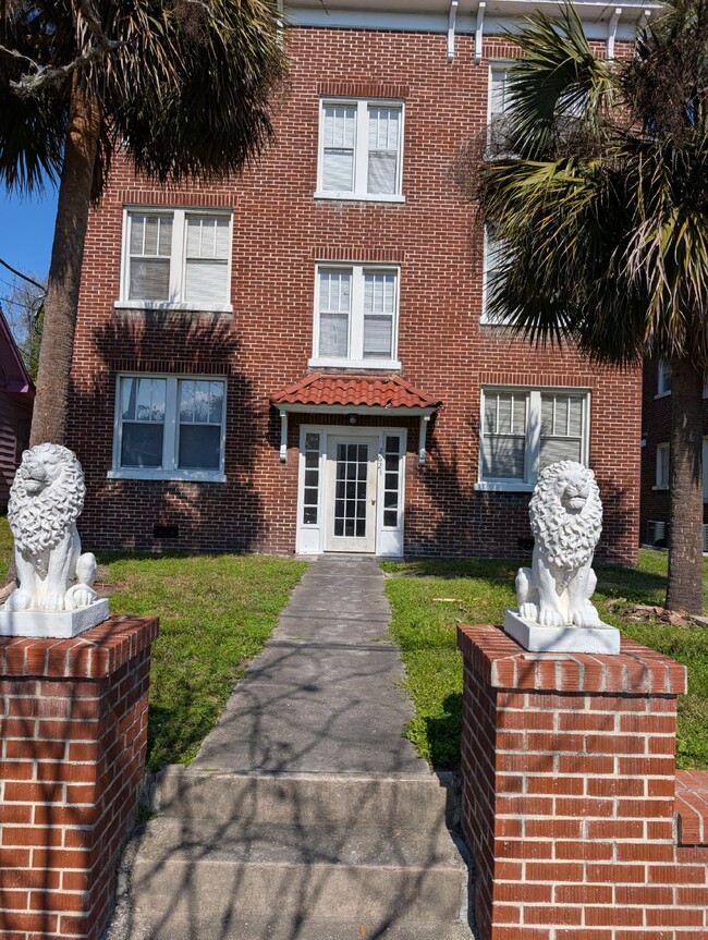 Building Photo - Stunning Riverside appt now available Rental