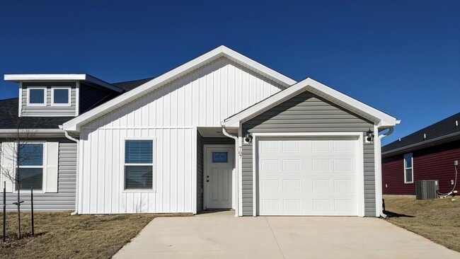 Photo - 707 Short Leaf Ln