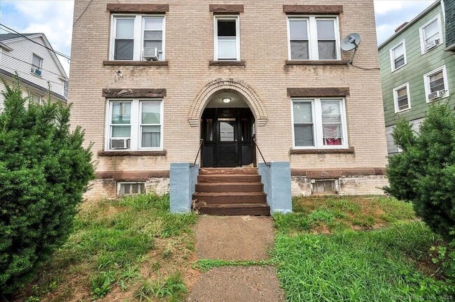 Building Photo - 66 Standish St Unit 3W Rental