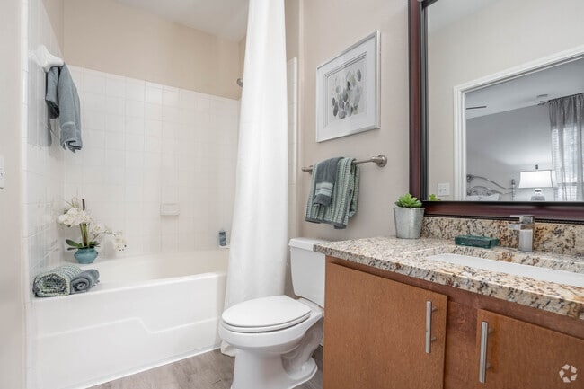 2BR, 2BA - 1065SF - Bathroom