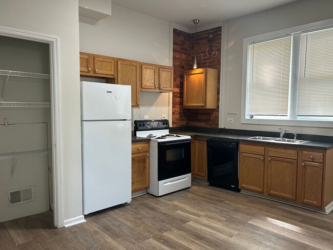 Photo - 418-1 East Maxwell Street Unit 1