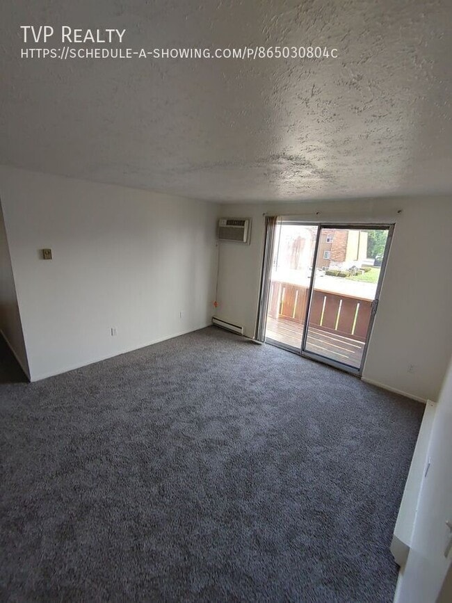 Building Photo - 127 APT L Foxhill Lane-