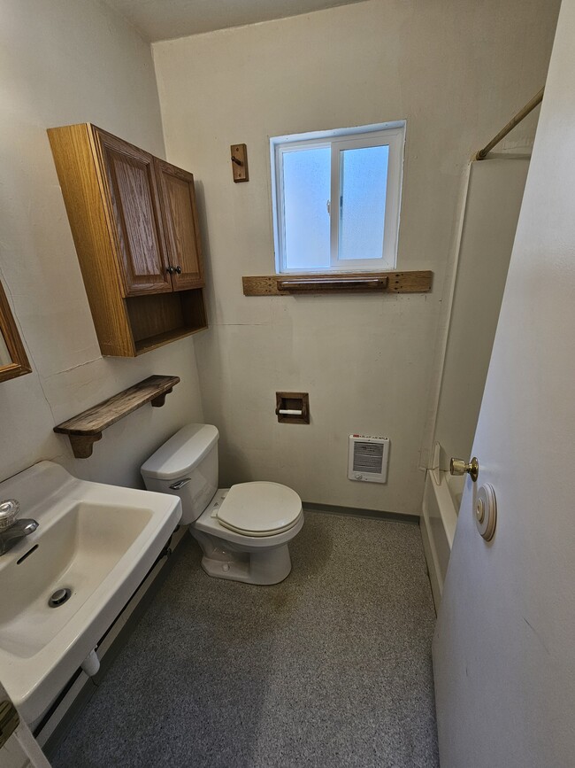 Photo - 1170 NE Harvey Rd