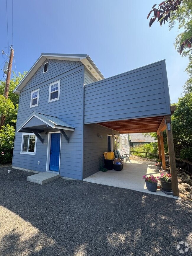 Building Photo - 3-Bed, 3-Bath Home for Lease w/ Rooftop De...
