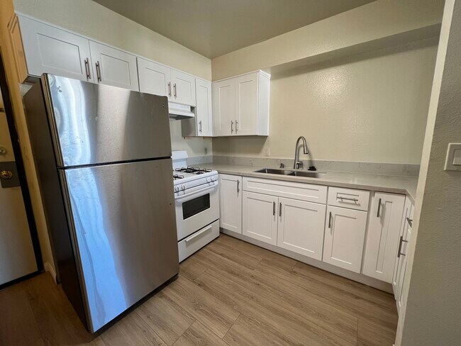 Kitchen - 504 Normandie Ave Unit #204