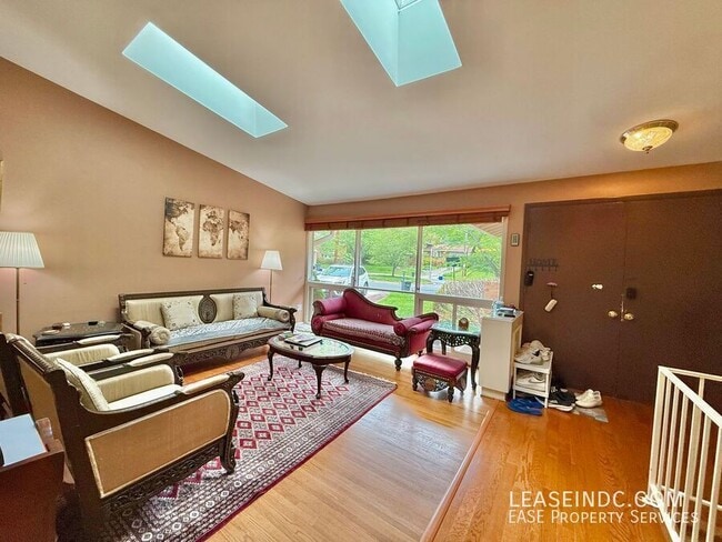 Photo - 6424 Hollins Dr