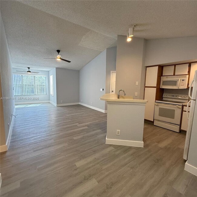 Building Photo - 3330 Pinewalk Dr N Unit 1634