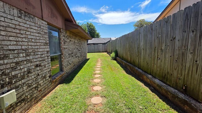 Photo - Great 3 Bedroom Home in Yukon!  $1450!