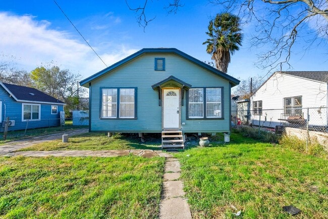 Building Photo - SPACIOUS TWO BEDROOM TWO BATH HOUSE!