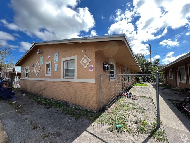 Building Photo - 3024 NW 2nd St Unit 1-3 Rental