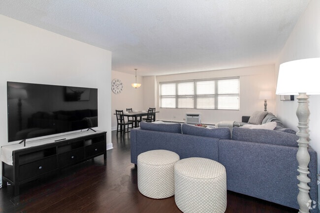 1BR, 1BA - 745 SF - Living Room