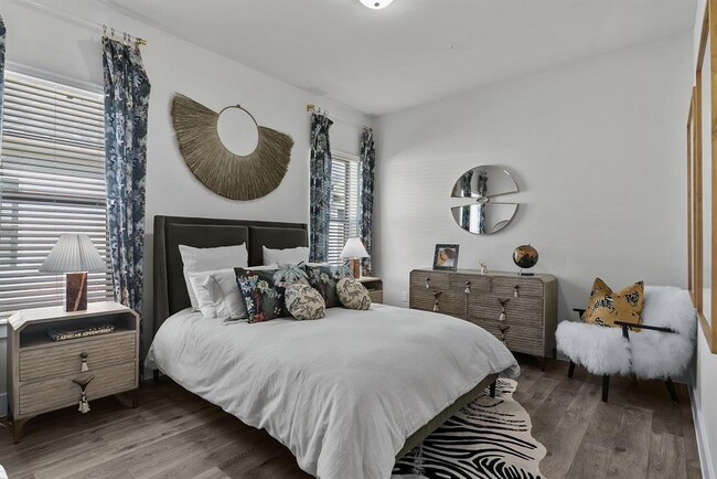 Photo - 476 Suffield Dr