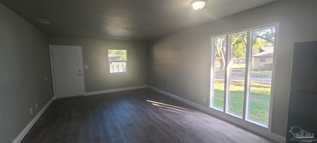 Photo - 1365 Toni St