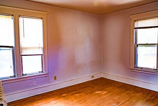 Photo - 5 Bed 2 Bath Como House Available September 2026
