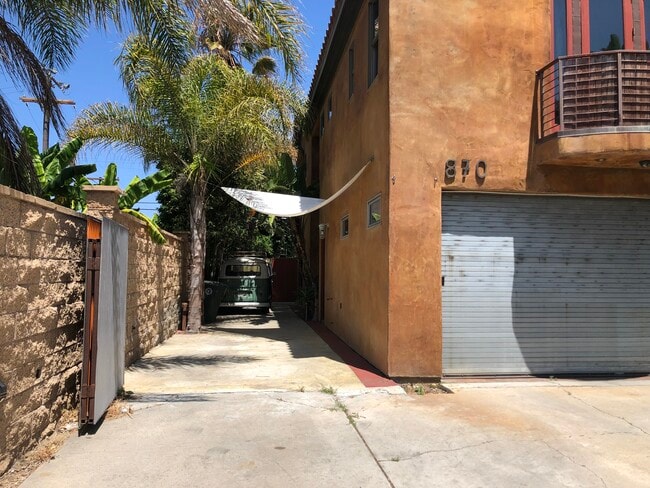 870 W 19th St