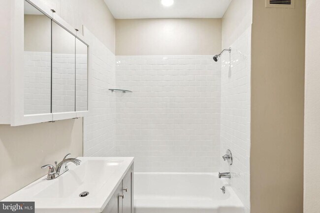 Photo - 135 S 19th St Unidad 805