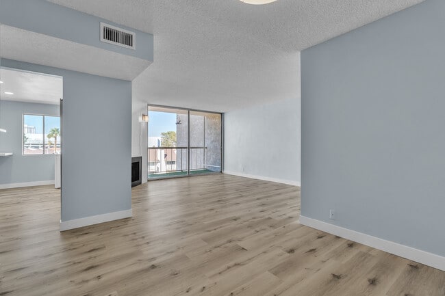Building Photo - 725 N Royal Crest Cir Rental