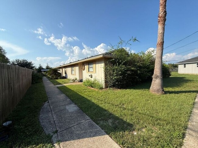 Building Photo - Gulf Breeze - Greenbriar - 2 bedroom, 1 bathroom - Water and lawn care included