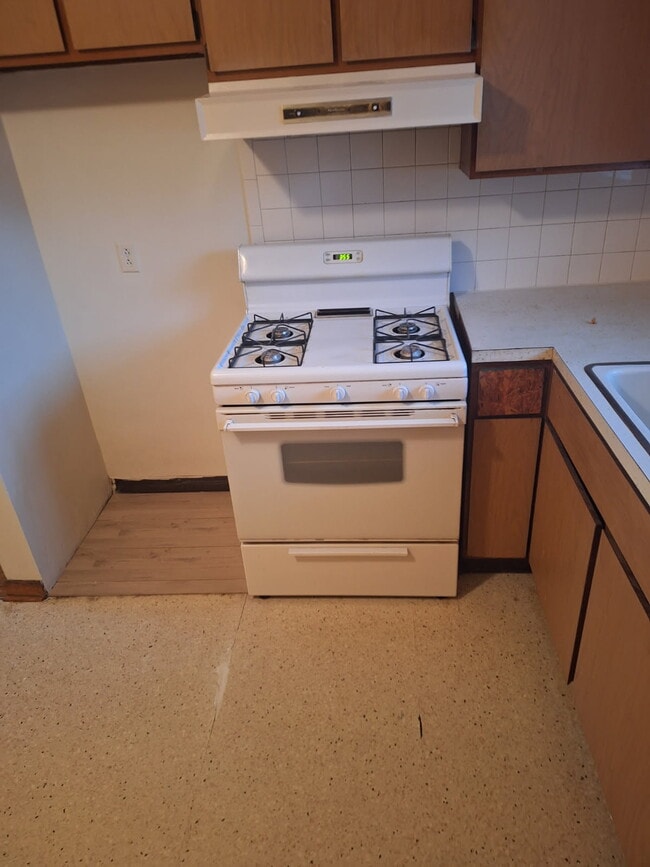 gas range - 588 Baldwin Rd Unit A