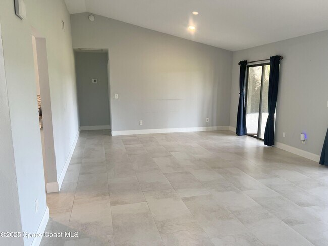 Photo - 761 Glencove Ave NW