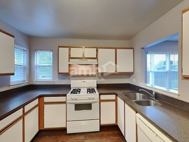 Photo - 2202 Henning Pl