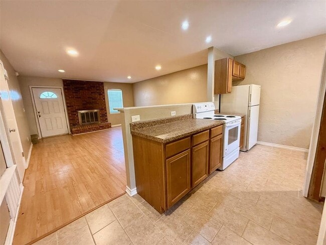 Photo - Cute & Close to OU