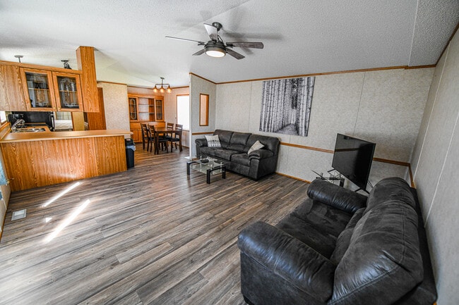 Photo - 589 Stewart St