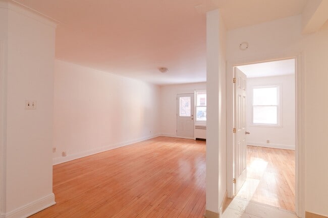 Building Photo - 5556 Snowdon Street Unit 8