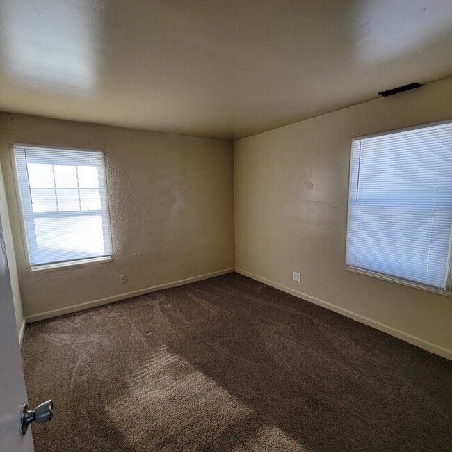 Photo - 3 Bedroom spacious, corner lot on quiet cul-de-sac