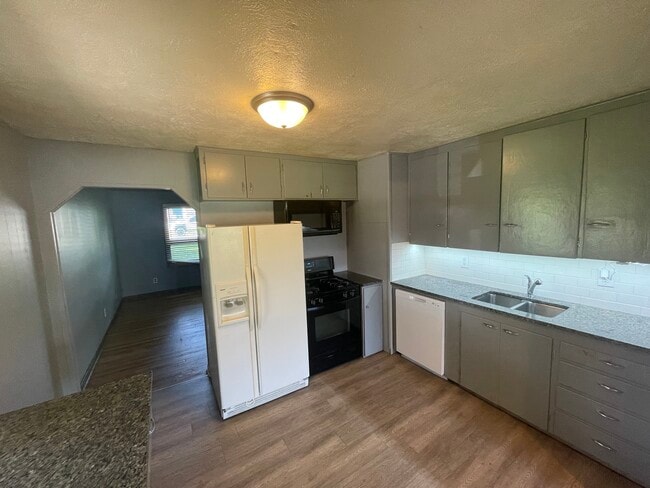 Photo - 403 E 2nd St