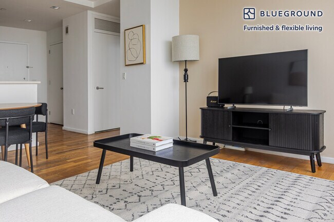 Photo - 635 W 42nd St Unidad FL46-ID1820