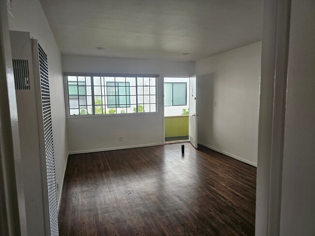 Building Photo - 1536 S Orange Grove Ave Unit 3 Rental