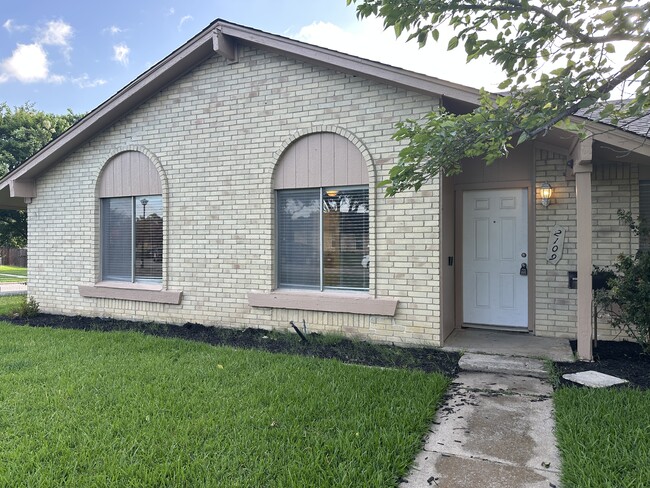 Building Photo - 2109 Cedarcrest Dr