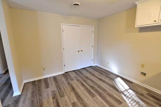 Photo - 728 Salisbury Dr