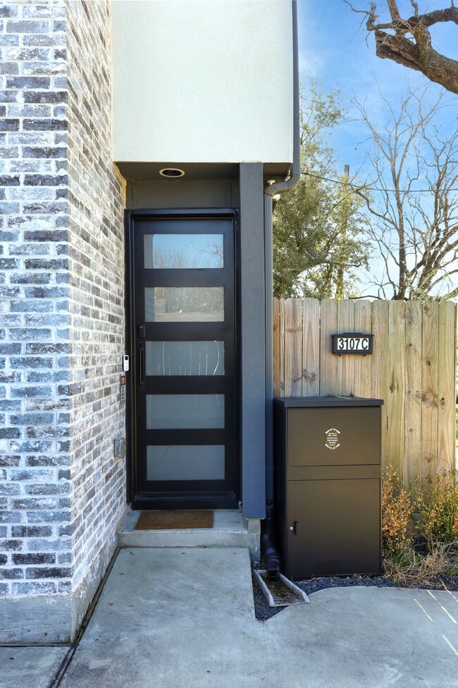 Front Door - 3107 Saint Charles St Unit C
