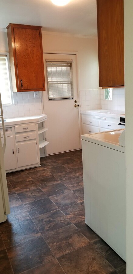 Kitchen with side by side Washer & Dryer - 3736 Sawtelle Blvd Unidad 3736